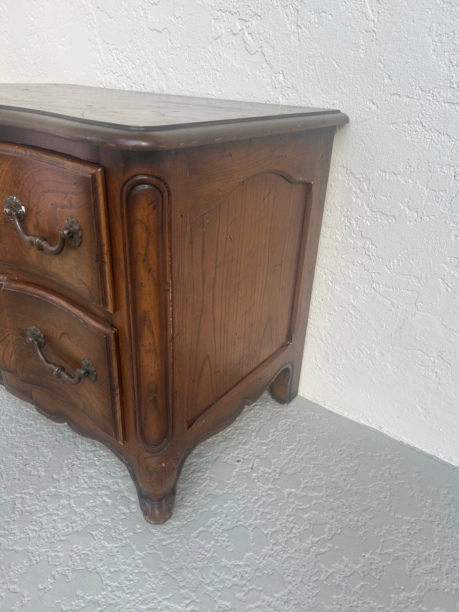 1980s Henredon French Provincial Louis XV Carved Oak Nightstand - 3