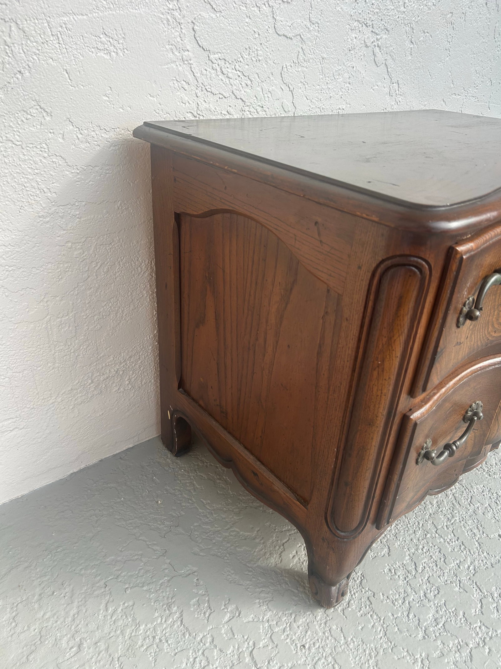 1980s Henredon French Provincial Louis XV Carved Oak Nightstand - 4