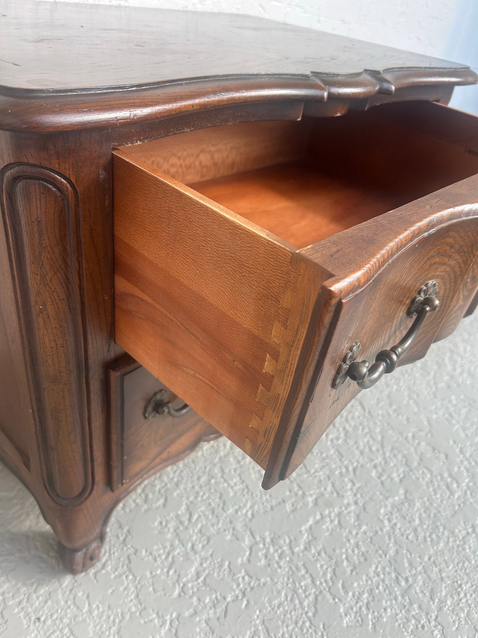 1980s Henredon French Provincial Louis XV Carved Oak Nightstand - 5