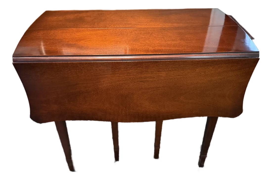 Vintage Drexel "Travis Court" Mahogany Drop-Leaf Dining Table No. 19635 - Includes 3 Leaves & Custom: Beautifully preserved mid-century Drexel "Travis Court" mahogany extension table in excellent condition. Features gorgeous, deep mahogany grain patterning and classic Federal/Georgian styling. This is