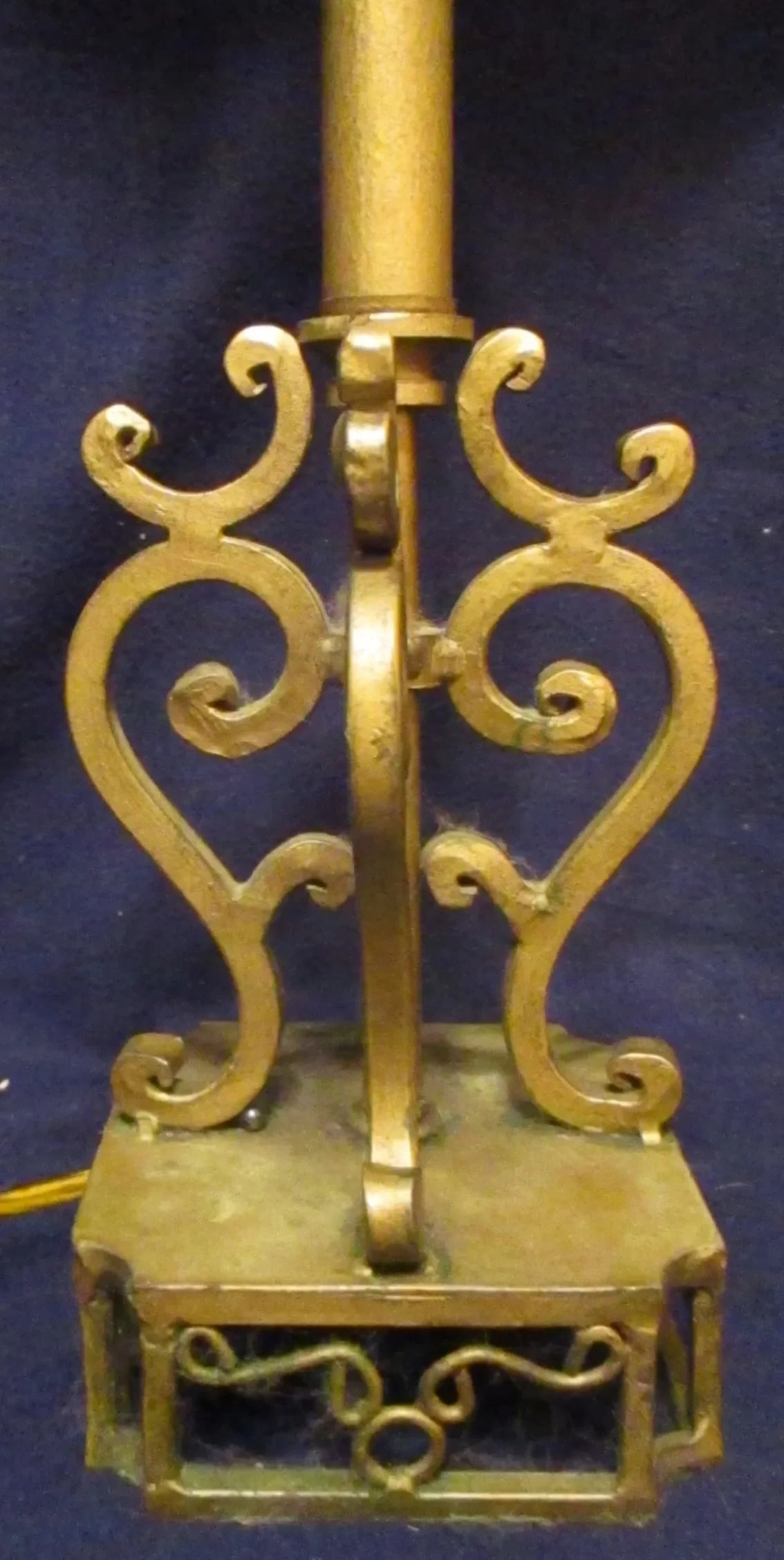 Vintage Modern Gold Filigree Scrollwork Leaf Pattern Table Lamp - 6