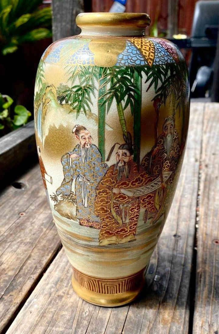 Pair of Antique Japanese Satsuma Kozan Vases Depicting the Seven Lucky Gods (Shichifukujin) - 5