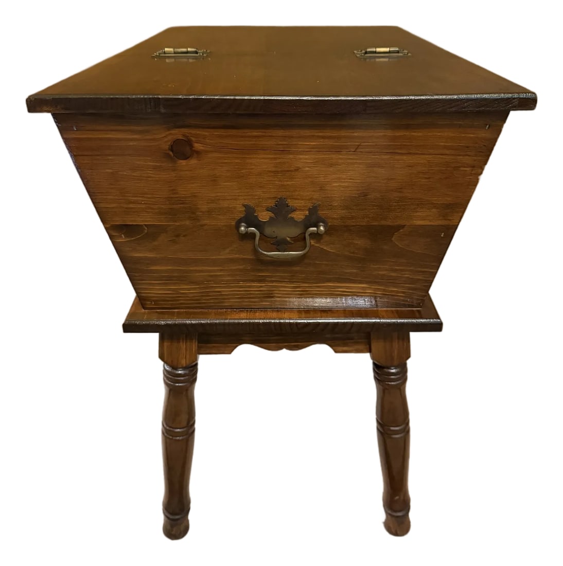 1977 Ethan Allen "Old Tavern" Solid Pine Dough Box End Table With Storage: Add authentic 1970s Americana to your home with this 1977 Ethan Allen "Old Tavern" dough box table. Crafted from rich, solid antiqued pine, this piece perfectly blends colonial-revival charm with