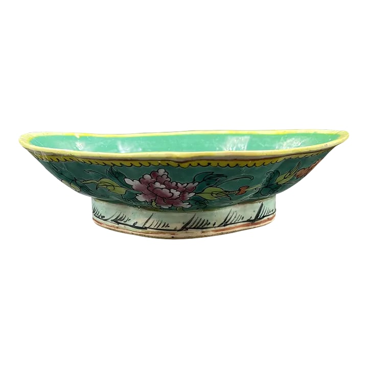 Vintage Chinese Large Pedestal Bowl - Green Bottom: Qing Dynasty hand painted Chinese Porcelain Ceramic Footed Serving Bow. Scalloped Oval. Mandarin. Known as a Lozenge Dish - 4equal sides, two acute & two obtuse angles began in Ming Dynasty. Famille