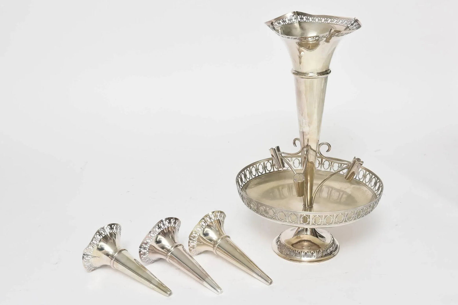 20th Century English Traditional Silver Plate Epergne Centerpiece - 4