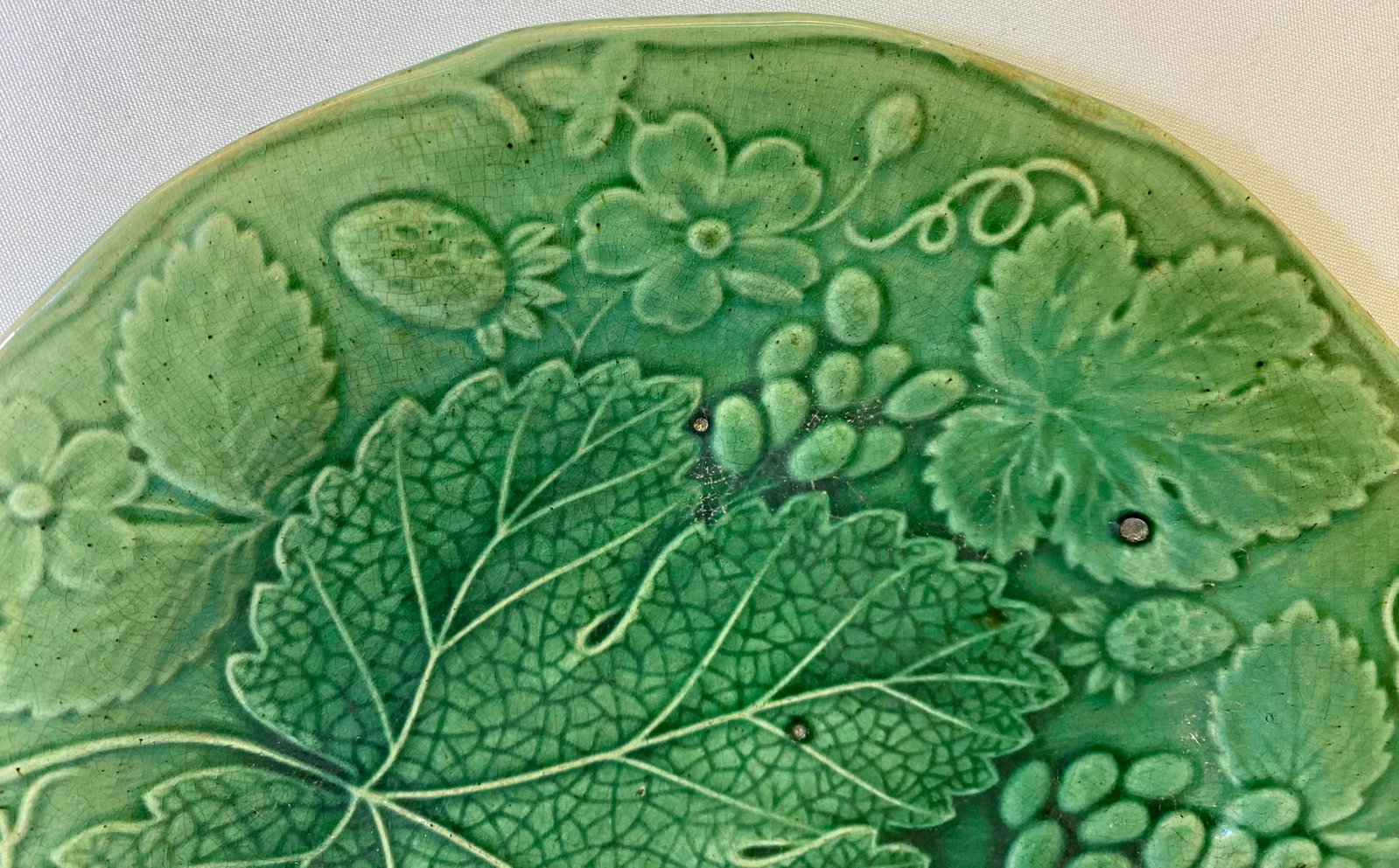 Antique Green Majolica Plate Decorated With Leaves and Berries From England - Circa 19th Century - 3