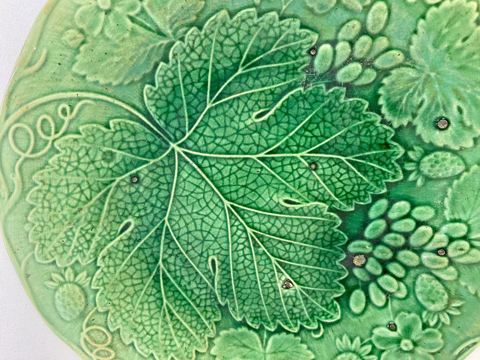 Antique Green Majolica Plate Decorated With Leaves and Berries From England - Circa 19th Century - 4