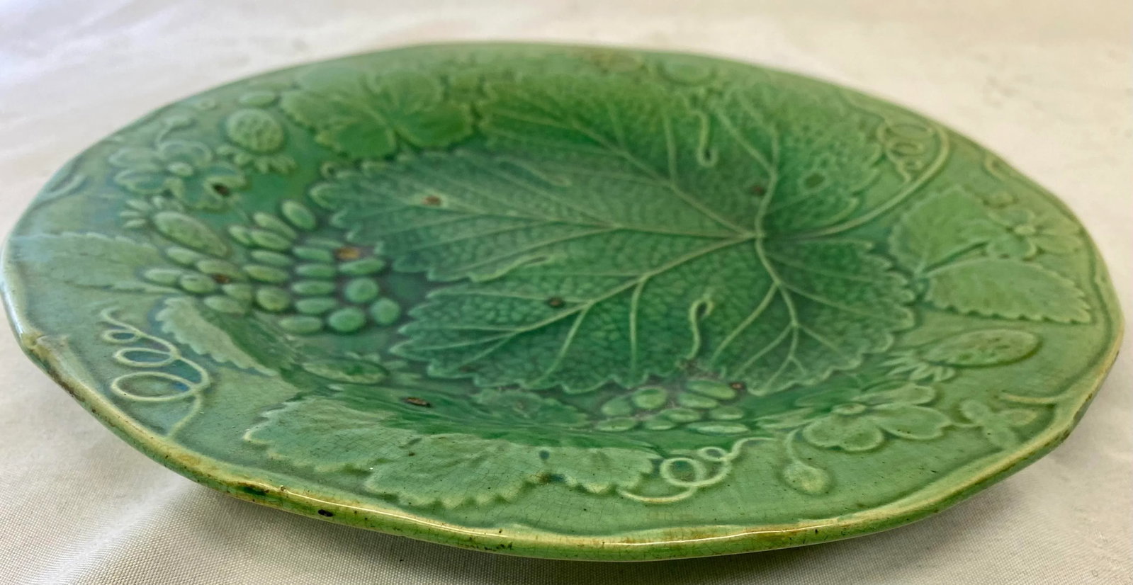 Antique Green Majolica Plate Decorated With Leaves and Berries From England - Circa 19th Century - 5