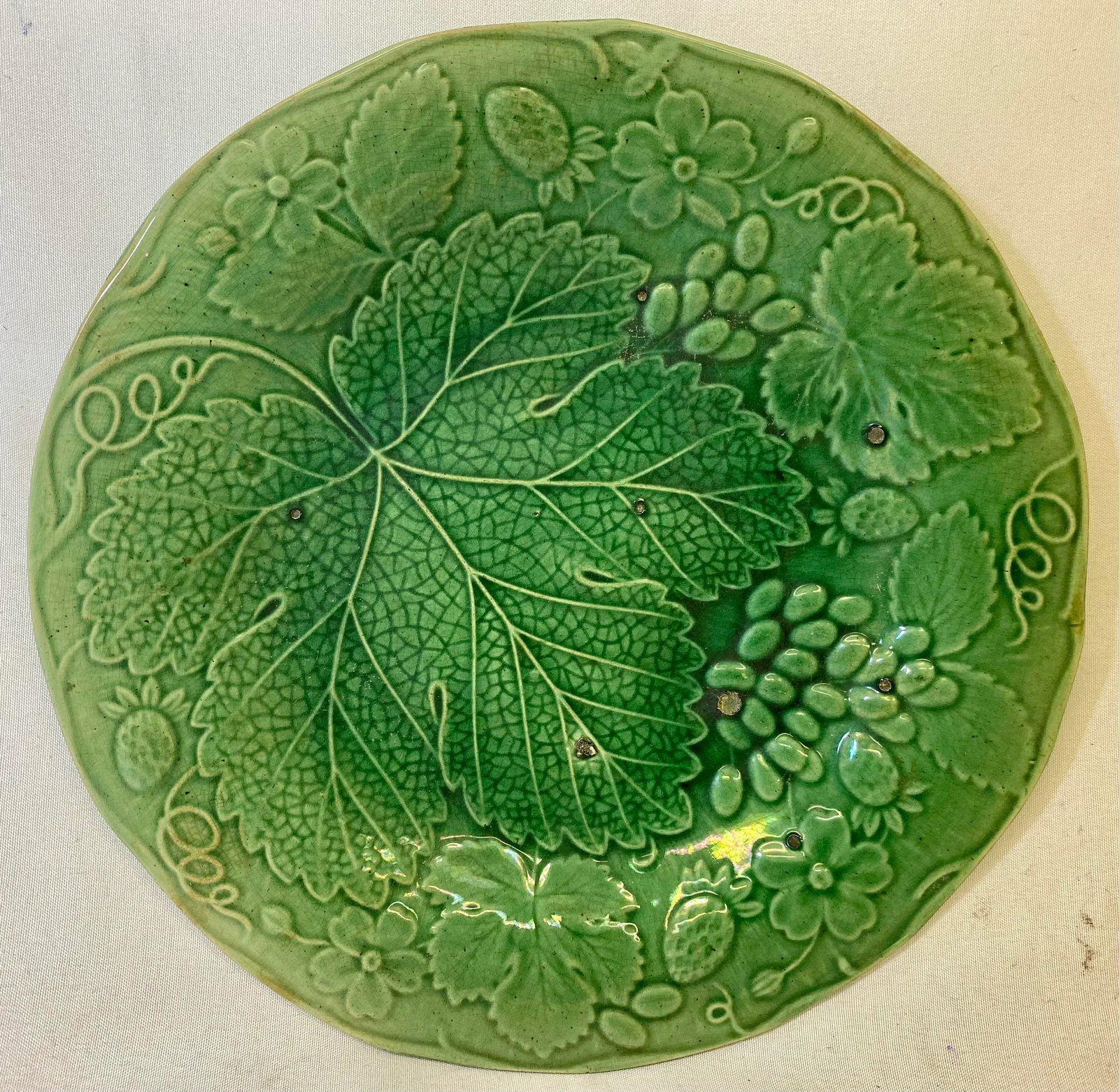 Antique Green Majolica Plate Decorated With Leaves and Berries From England - Circa 19th Century - 9