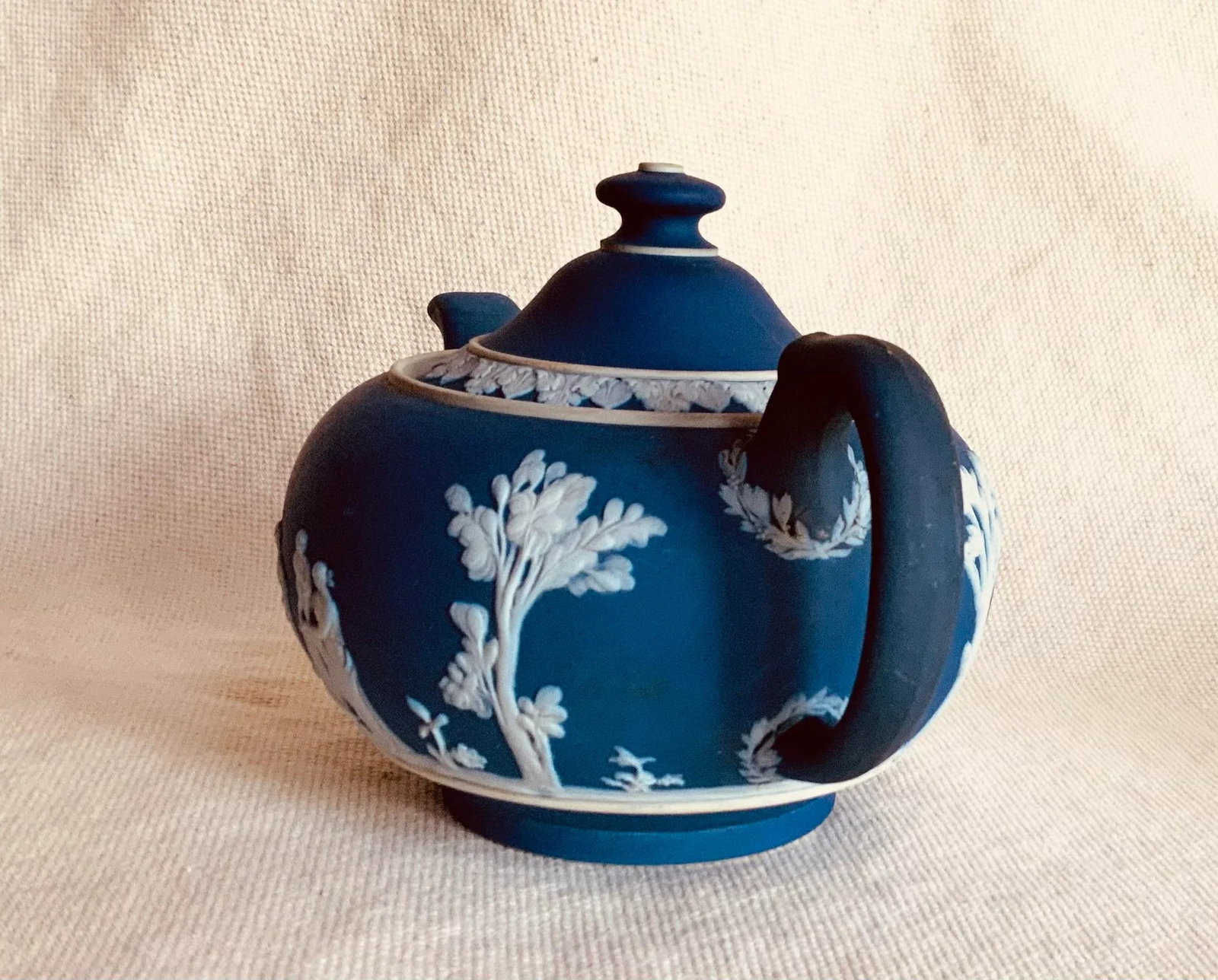 Exquisite Wedgwood Bone China Jasperware Dipped Teapot - "Classical" Pattern - 2