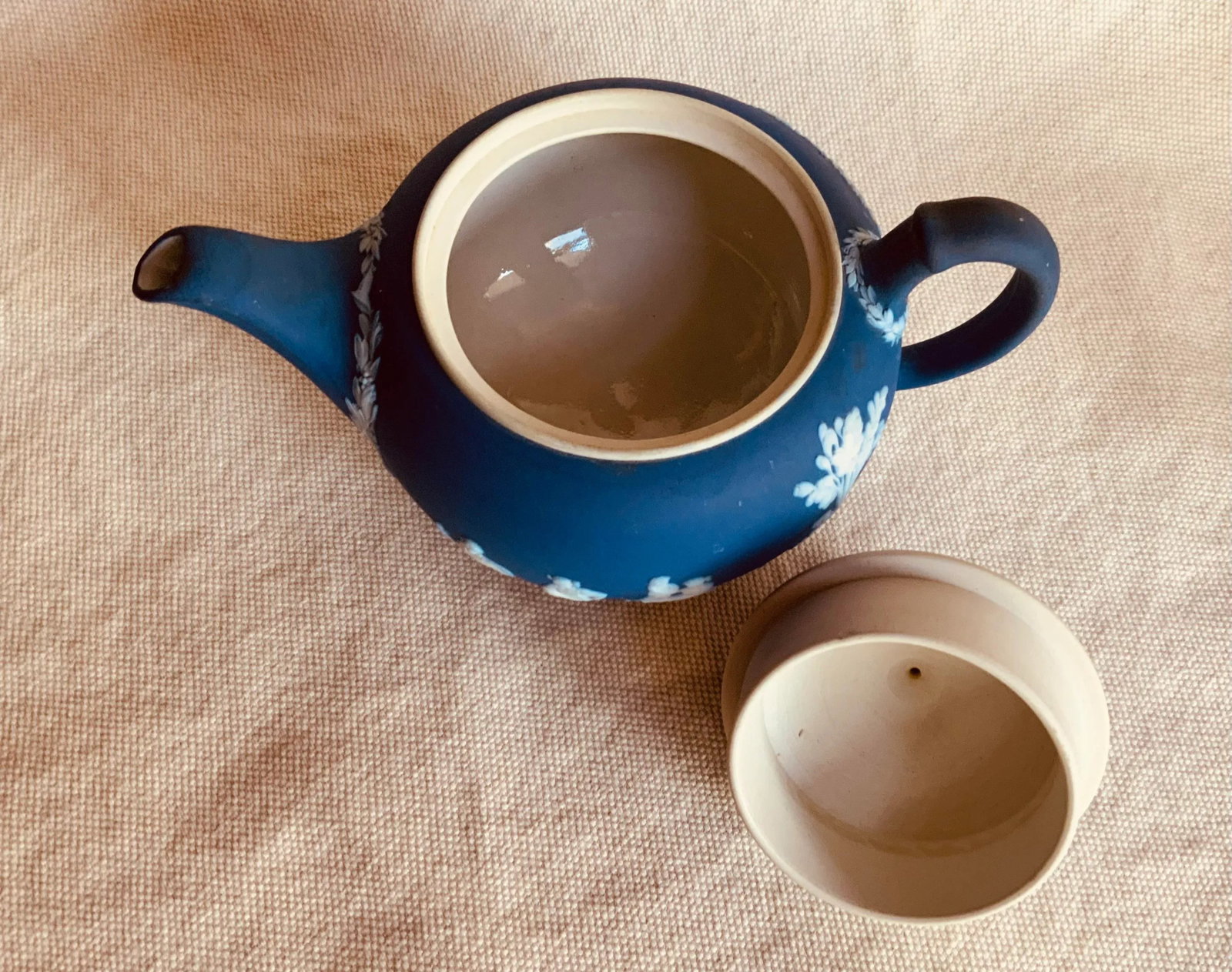 Exquisite Wedgwood Bone China Jasperware Dipped Teapot - "Classical" Pattern - 3