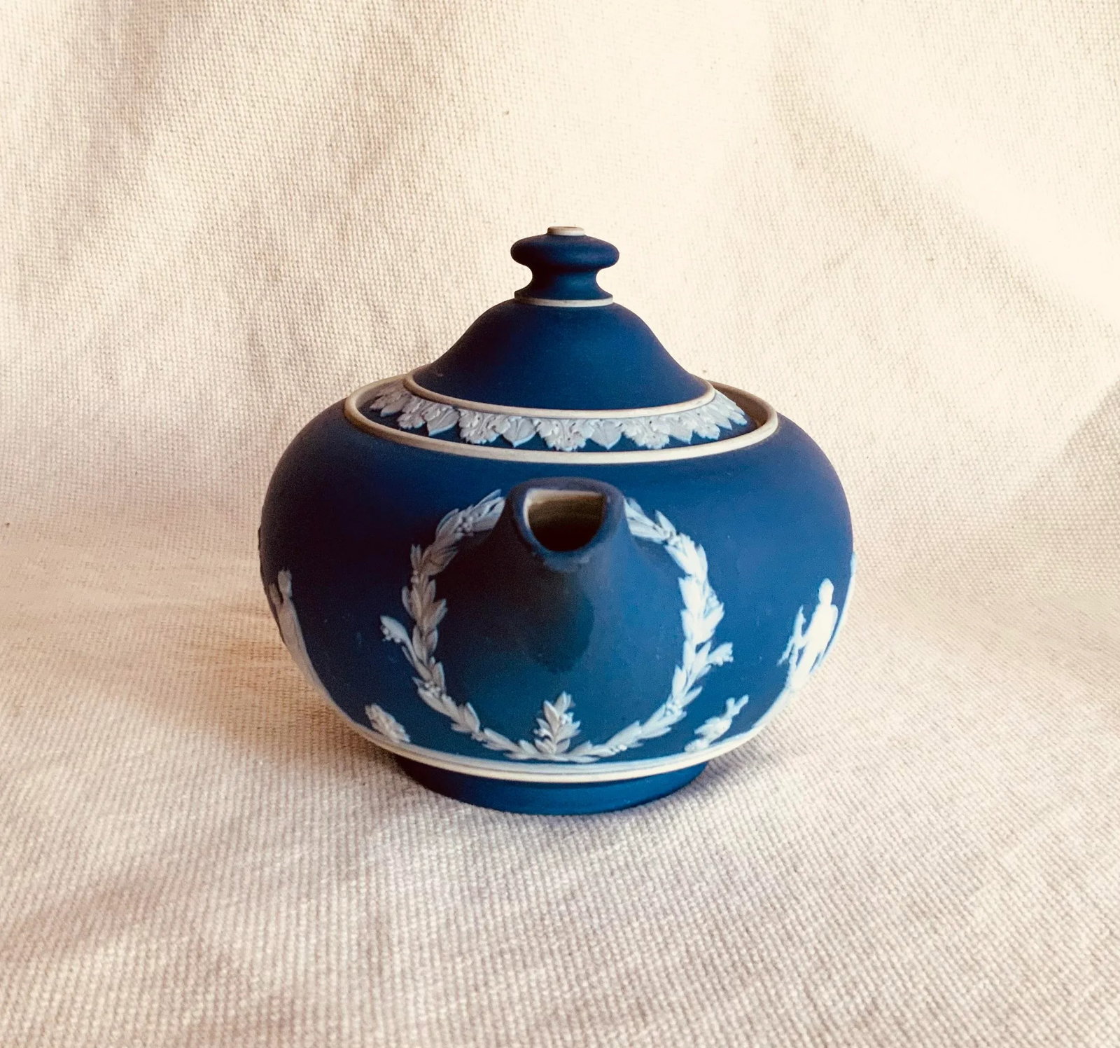 Exquisite Wedgwood Bone China Jasperware Dipped Teapot - "Classical" Pattern - 4