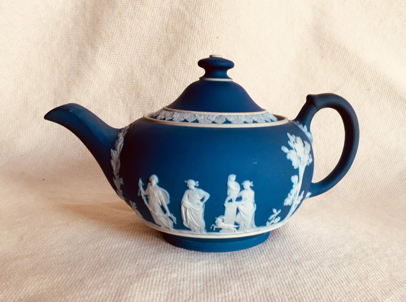 Exquisite Wedgwood Bone China Jasperware Dipped Teapot - "Classical" Pattern - 5