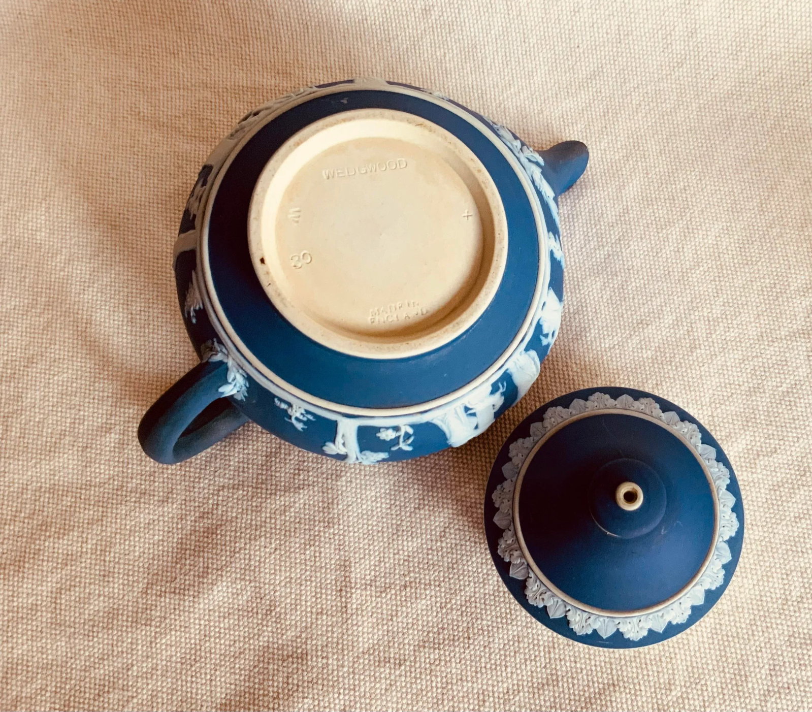 Exquisite Wedgwood Bone China Jasperware Dipped Teapot - "Classical" Pattern - 6