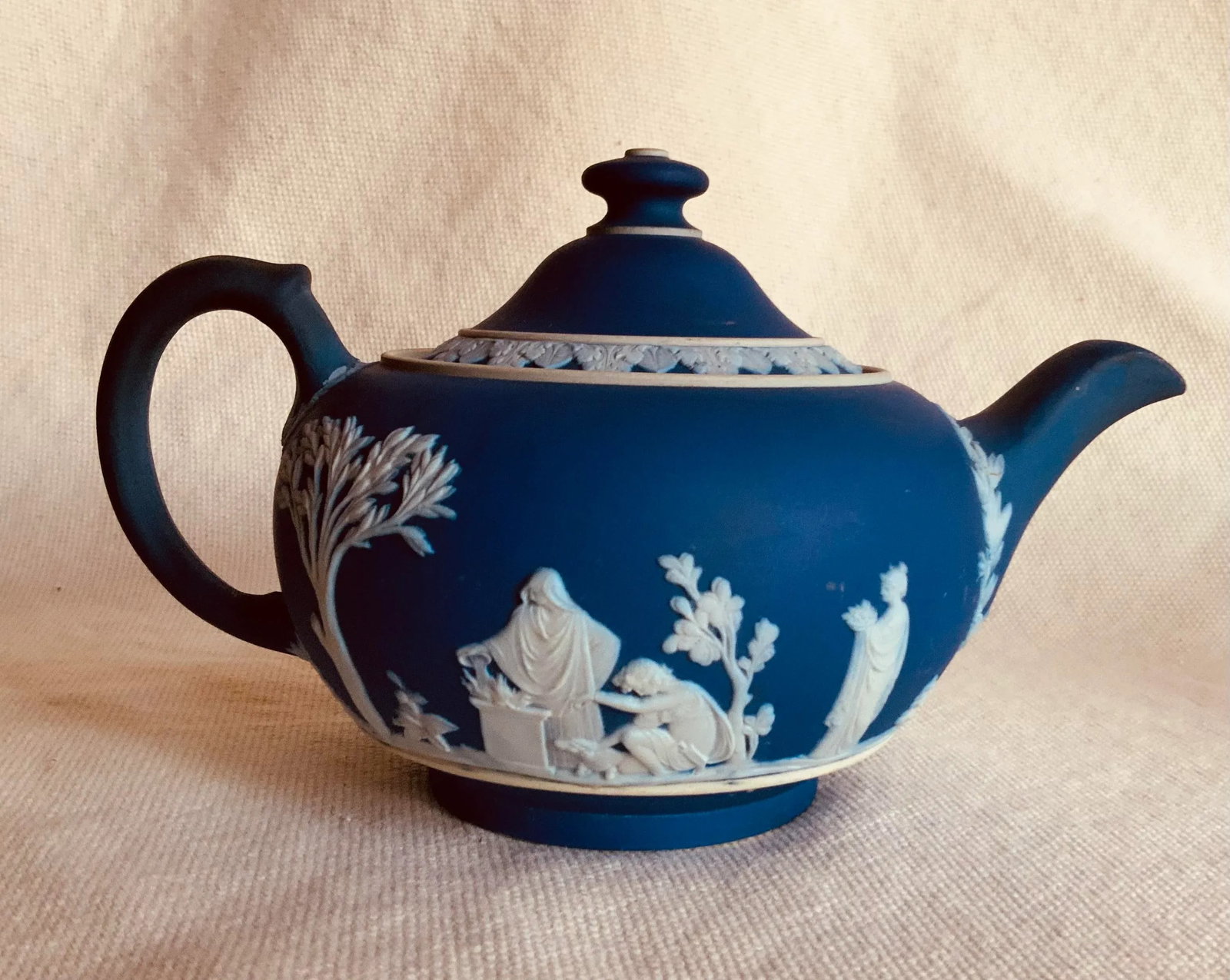 Exquisite Wedgwood Bone China Jasperware Dipped Teapot - "Classical" Pattern - 7