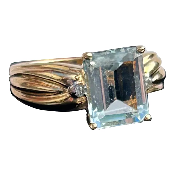 Designer Clyde Duneier Aquamarine & Diamond 14k Yellow Gold 2.7 Carat Ring Size 6.5: This is part of Chairish's Fine Jewelry assortment. DESIGNER CLYDE DUNEIER, Aquamarine & Diamond 14k Yellow Gold 2.7 Carat Ring. Ring Size: 6.5 in. Stamped 14K, set with pale colored aquamarine.