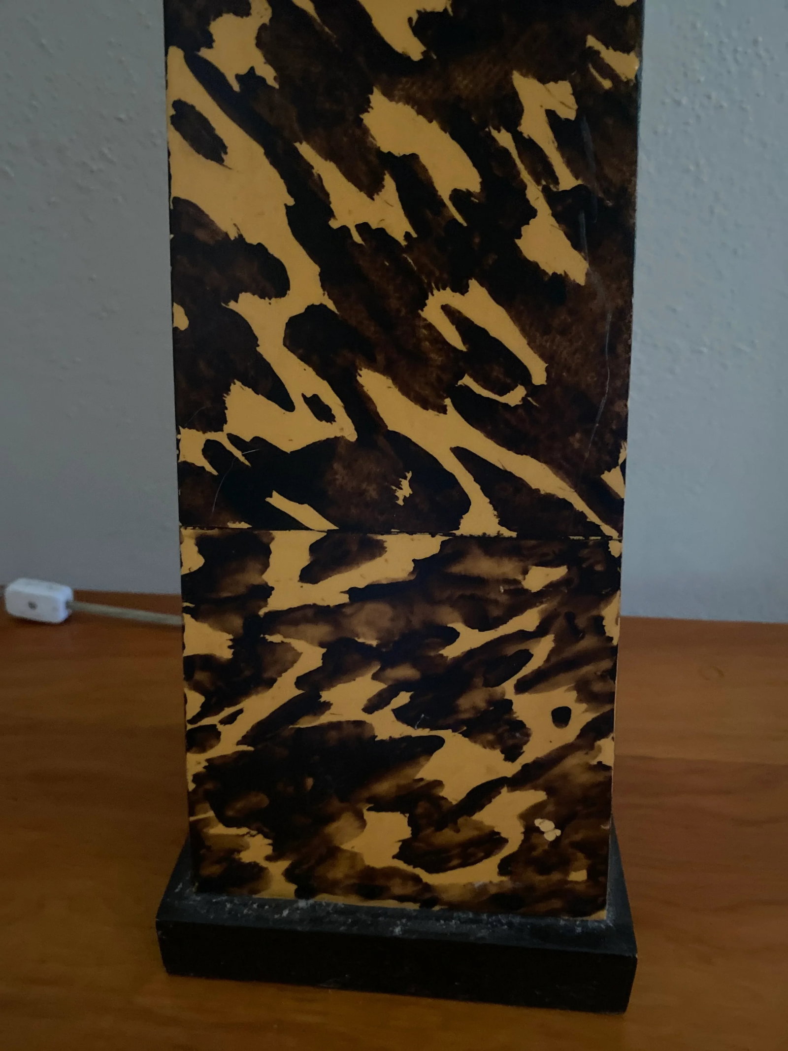 Faux Tortoise Obelisk Lamp, Circa Late 20th Century - 3