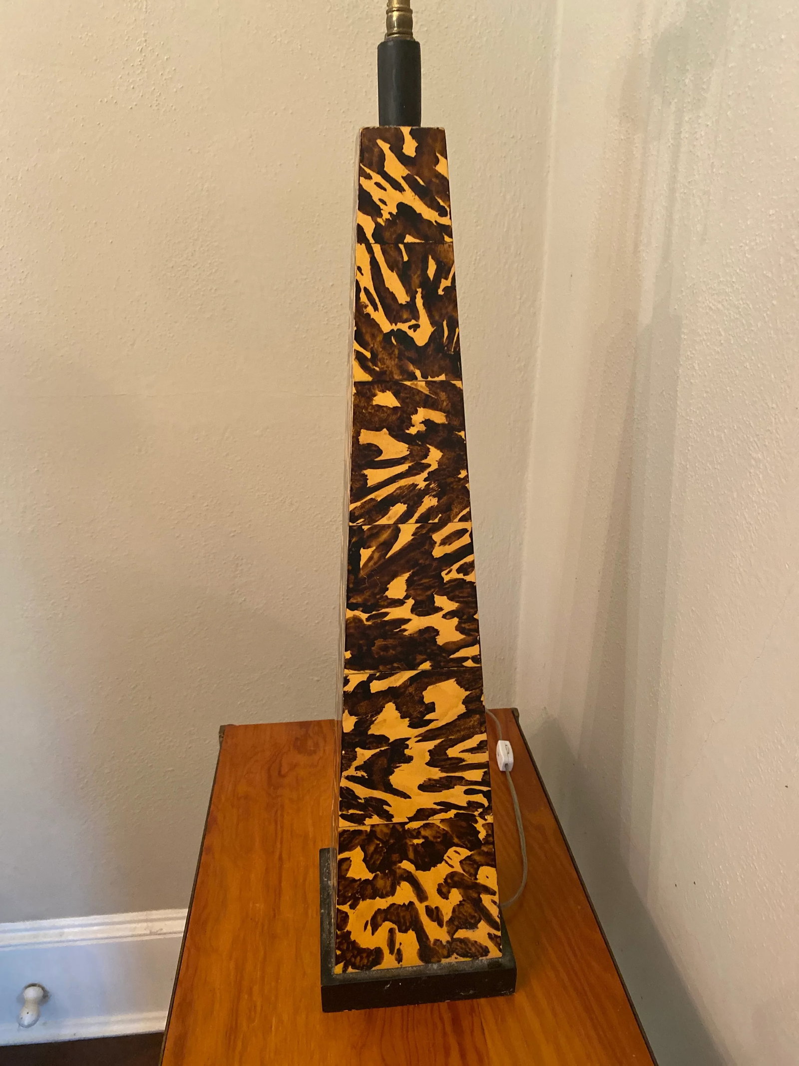 Faux Tortoise Obelisk Lamp, Circa Late 20th Century - 4