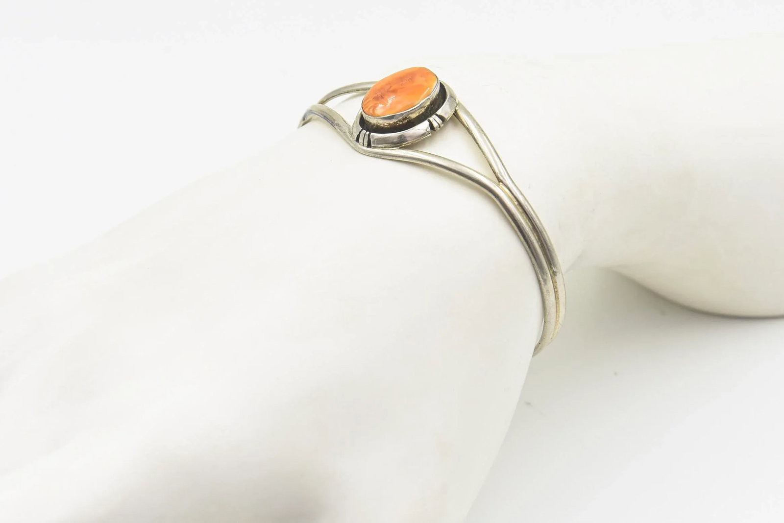Late 20th Century Southwestern Native American Spiny Oyster Sterling Silver Cuff Bracelet - 2