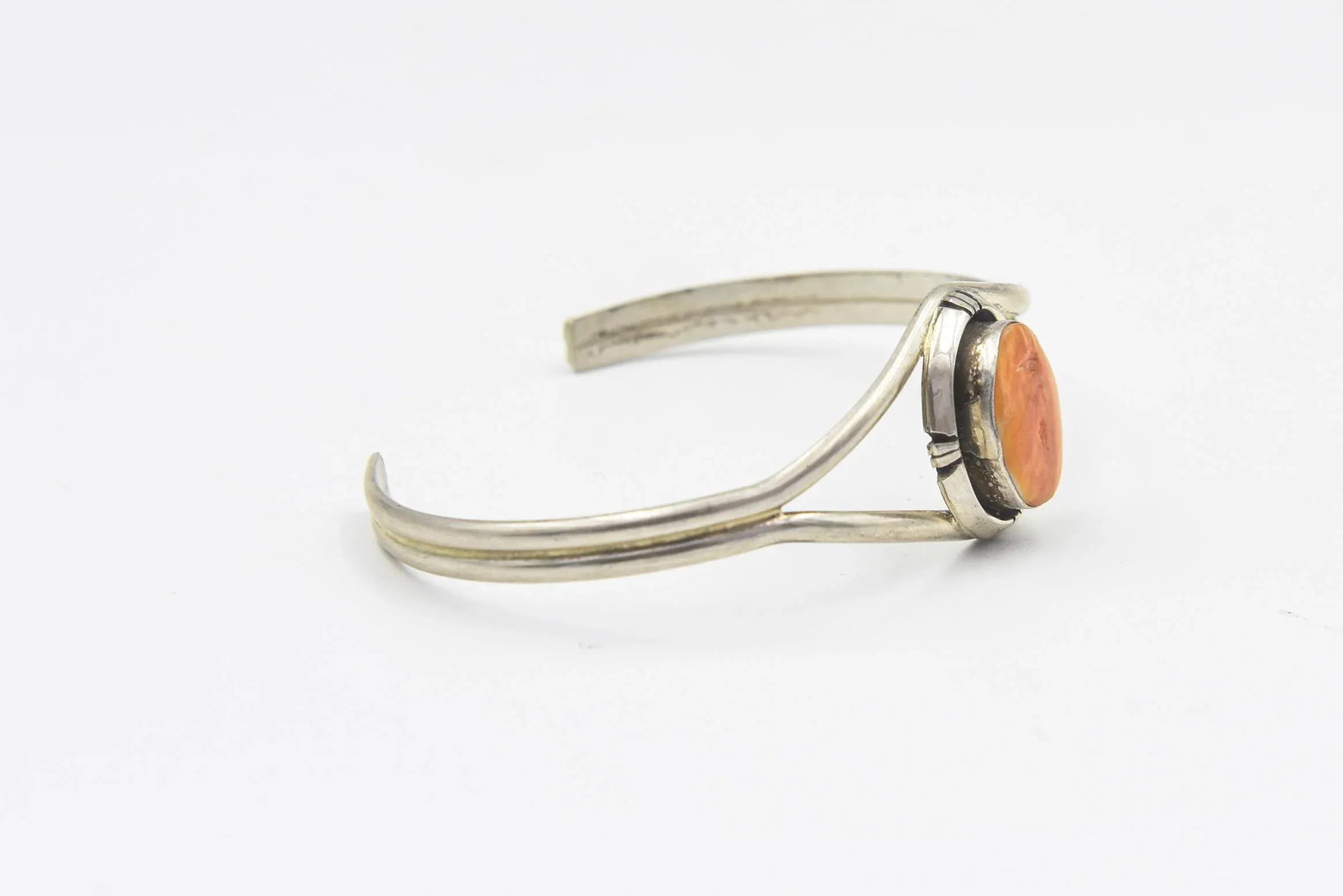 Late 20th Century Southwestern Native American Spiny Oyster Sterling Silver Cuff Bracelet - 4