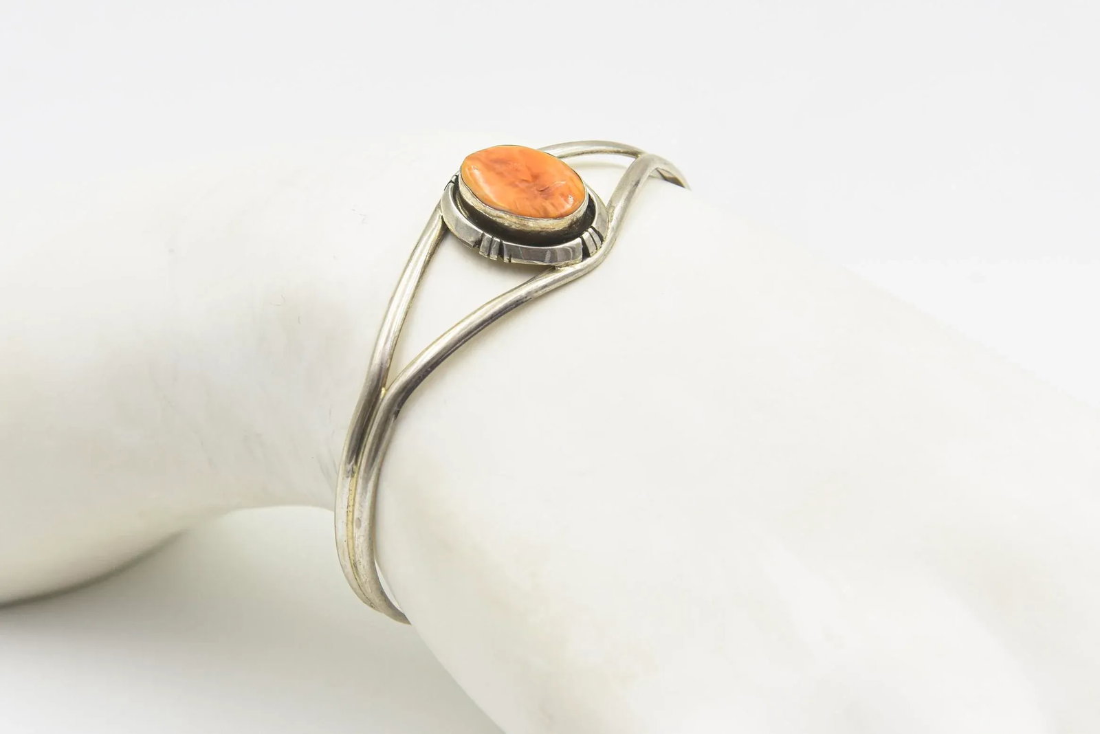Late 20th Century Southwestern Native American Spiny Oyster Sterling Silver Cuff Bracelet - 9