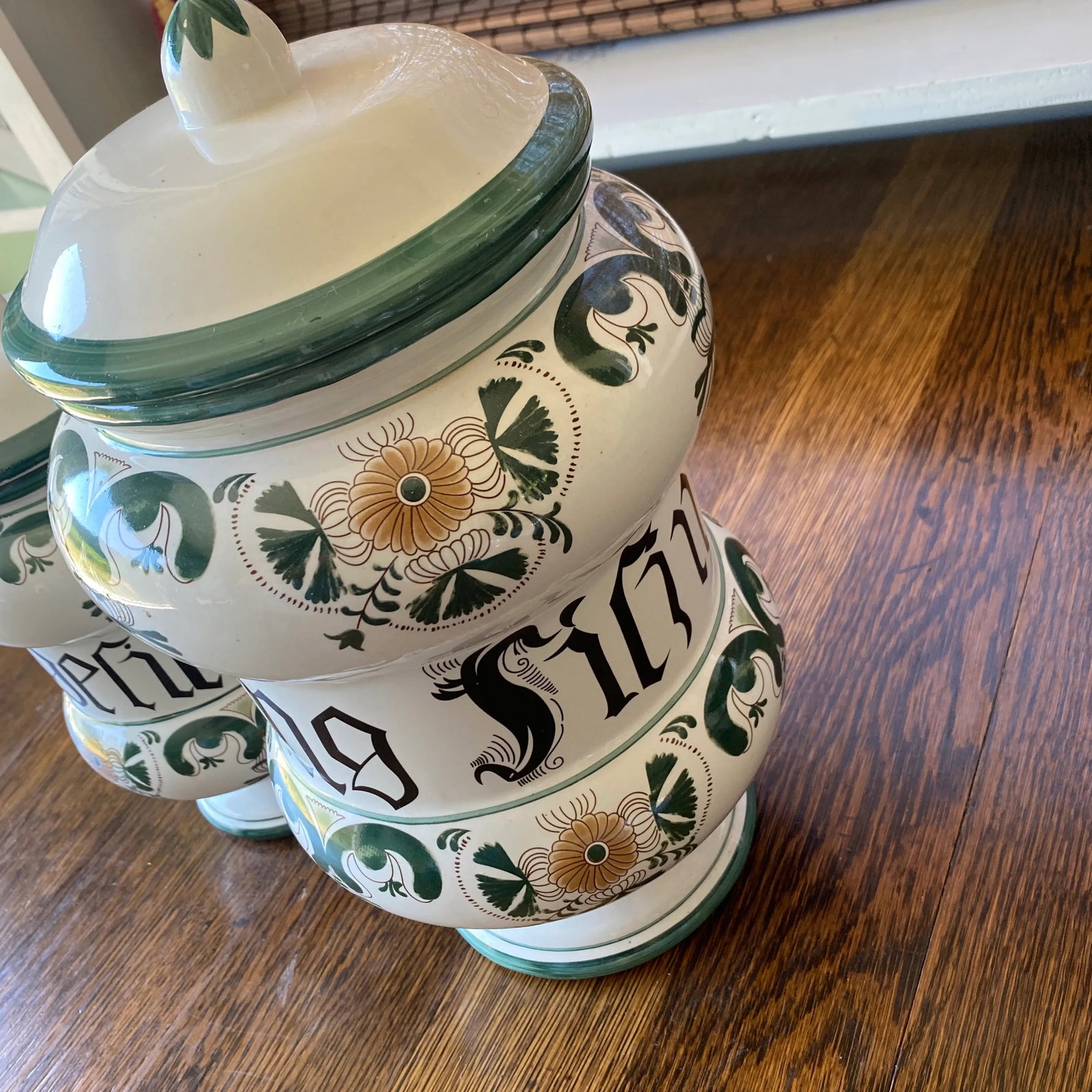 Set of Two 1900s European Apothecary Jars - 6