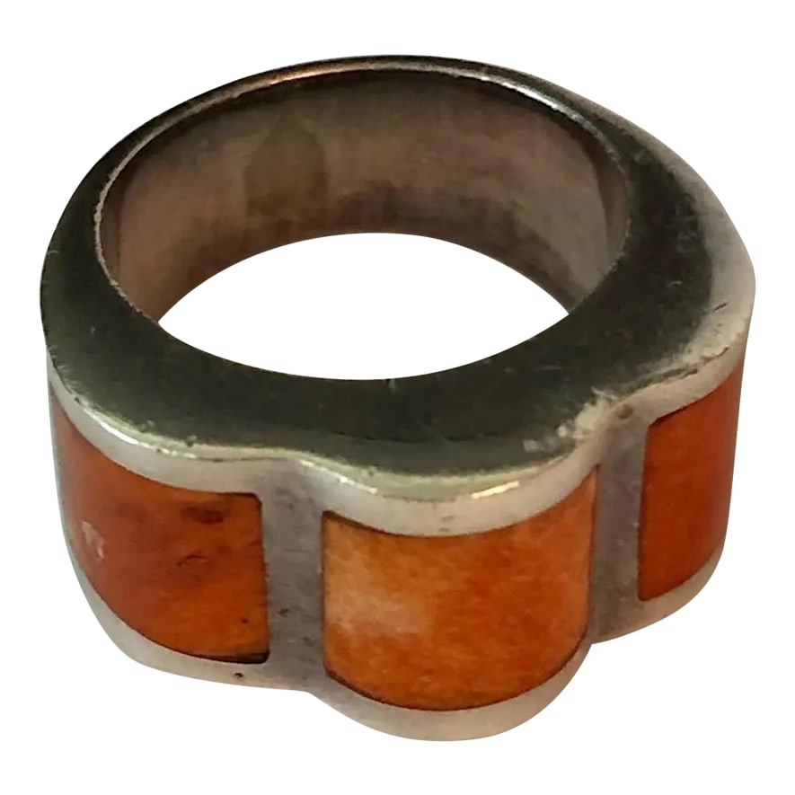 Peruvian Modernist Inlay Carnelian Agate and Sterling Ring Size 7: This is part of Chairish's Costume Jewelry assortment. This bold Peruvian Modernist Inlay Carnelian Agate and Sterling Ring by Ilaria with a "scalloped" design will be your daily go-to whether you are