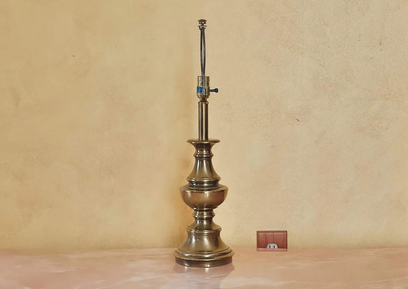 Mid-Century Modern Stiffel Brass Table Lamp With Shade - 3
