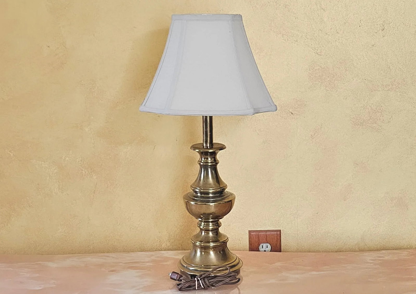 Mid-Century Modern Stiffel Brass Table Lamp With Shade - 4