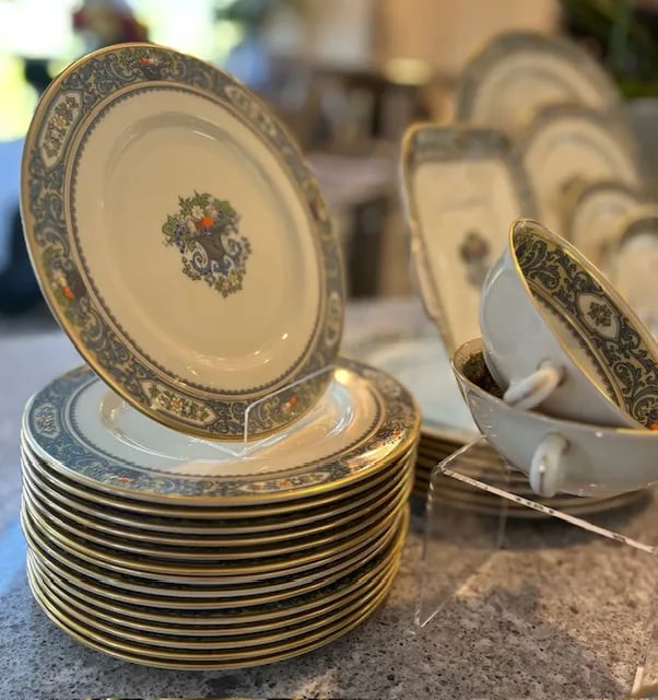 Late 20th Century Lenox 'Autumn' Fine China Service for Twelve- 94 Pieces - 10