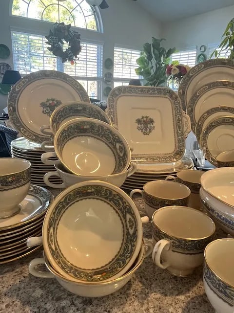Late 20th Century Lenox 'Autumn' Fine China Service for Twelve- 94 Pieces - 7