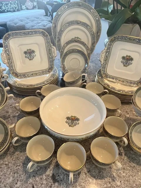 Late 20th Century Lenox 'Autumn' Fine China Service for Twelve- 94 Pieces - 8