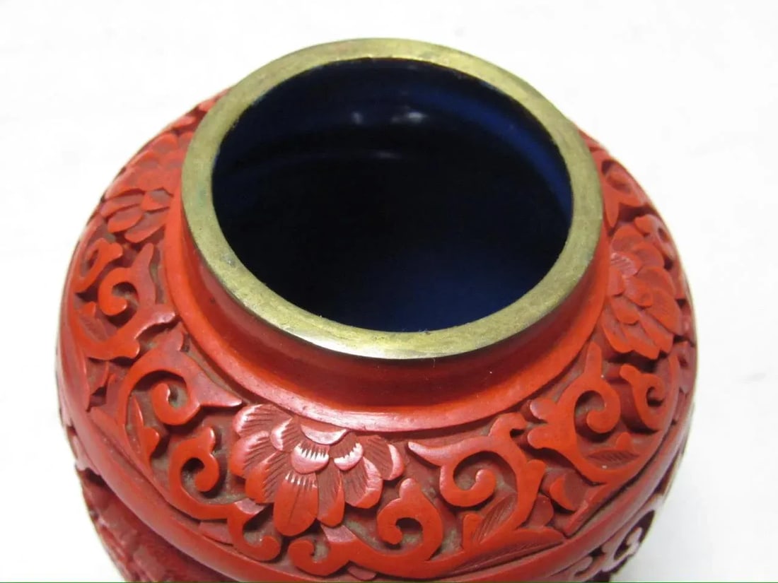 Pair of Chinese Cinnabar Lidded Vases - 4