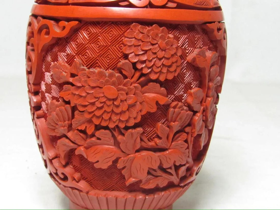 Pair of Chinese Cinnabar Lidded Vases - 7