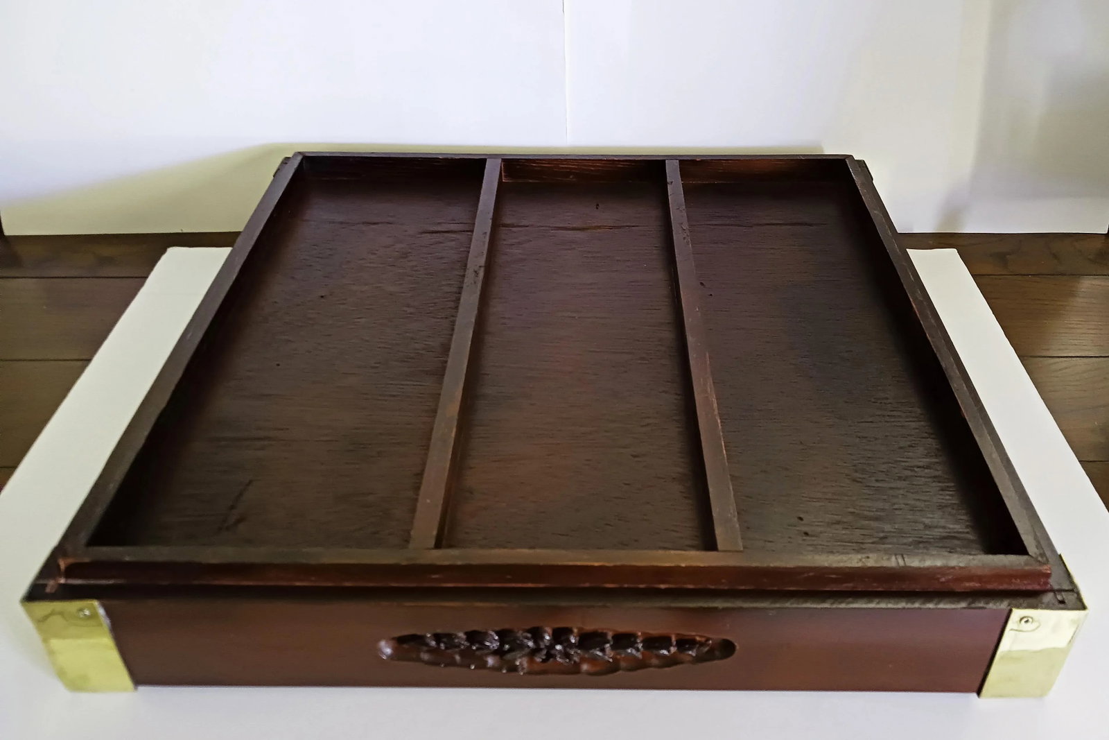 Mid 20th Century English Campaign-Style Mahogany Butler / Serving Tray With Brass Corners - 5