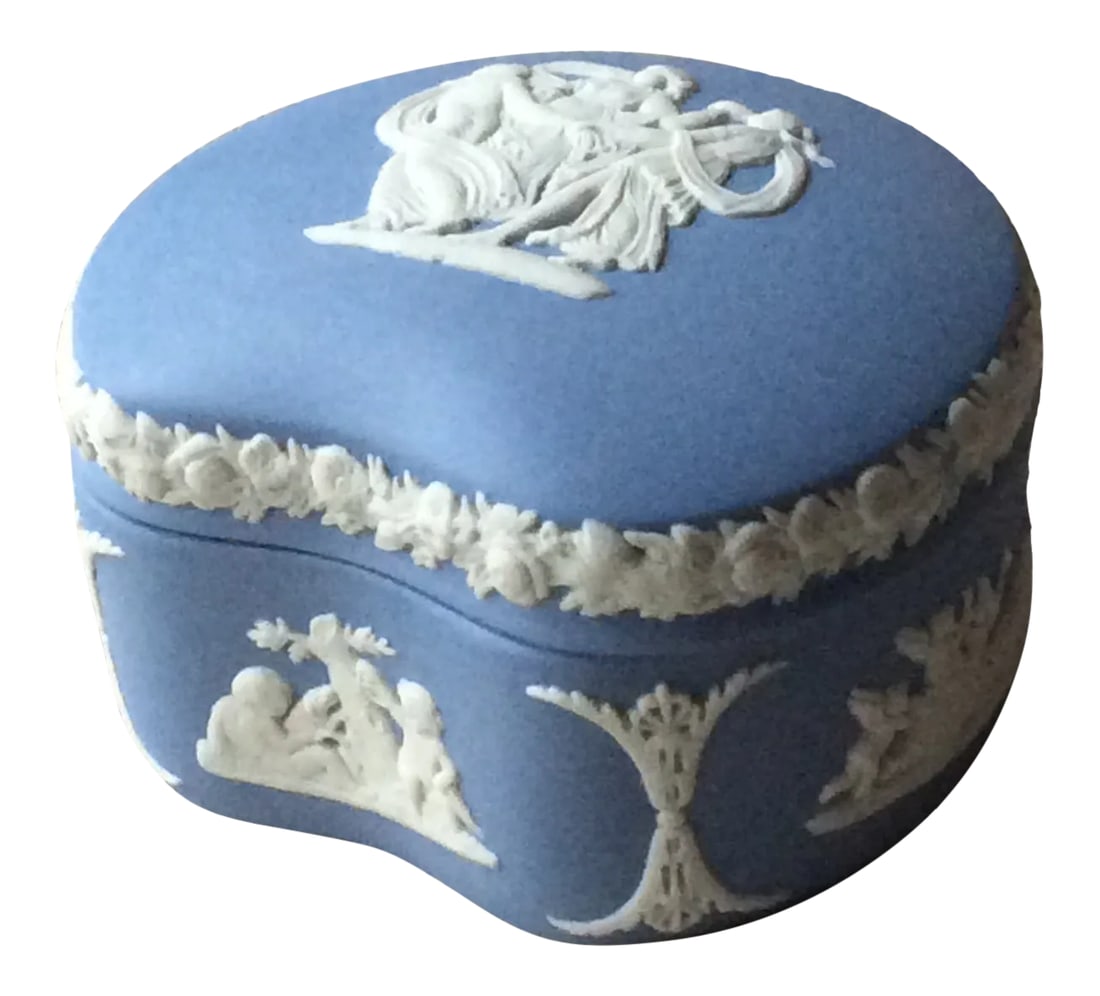 Exquisite c.1920 Wedgwood Jasperware Kidney-Shaped Trinket Box: A captivating treasure from the golden age of Wedgwood craftsmanship, this fine jasperware trinket box embodies the romantic spirit of the 1920s while showcasing the timeless "Classical" pattern that