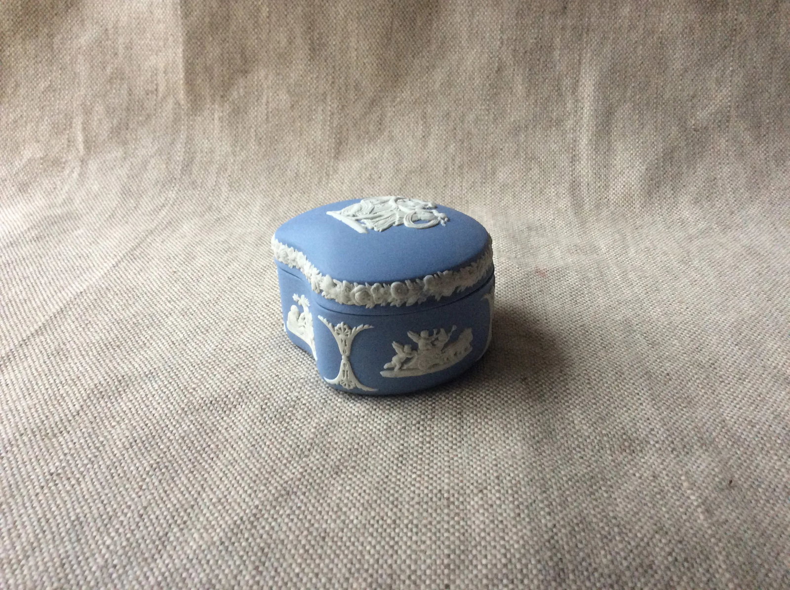 Exquisite c.1920 Wedgwood Jasperware Kidney-Shaped Trinket Box - 3