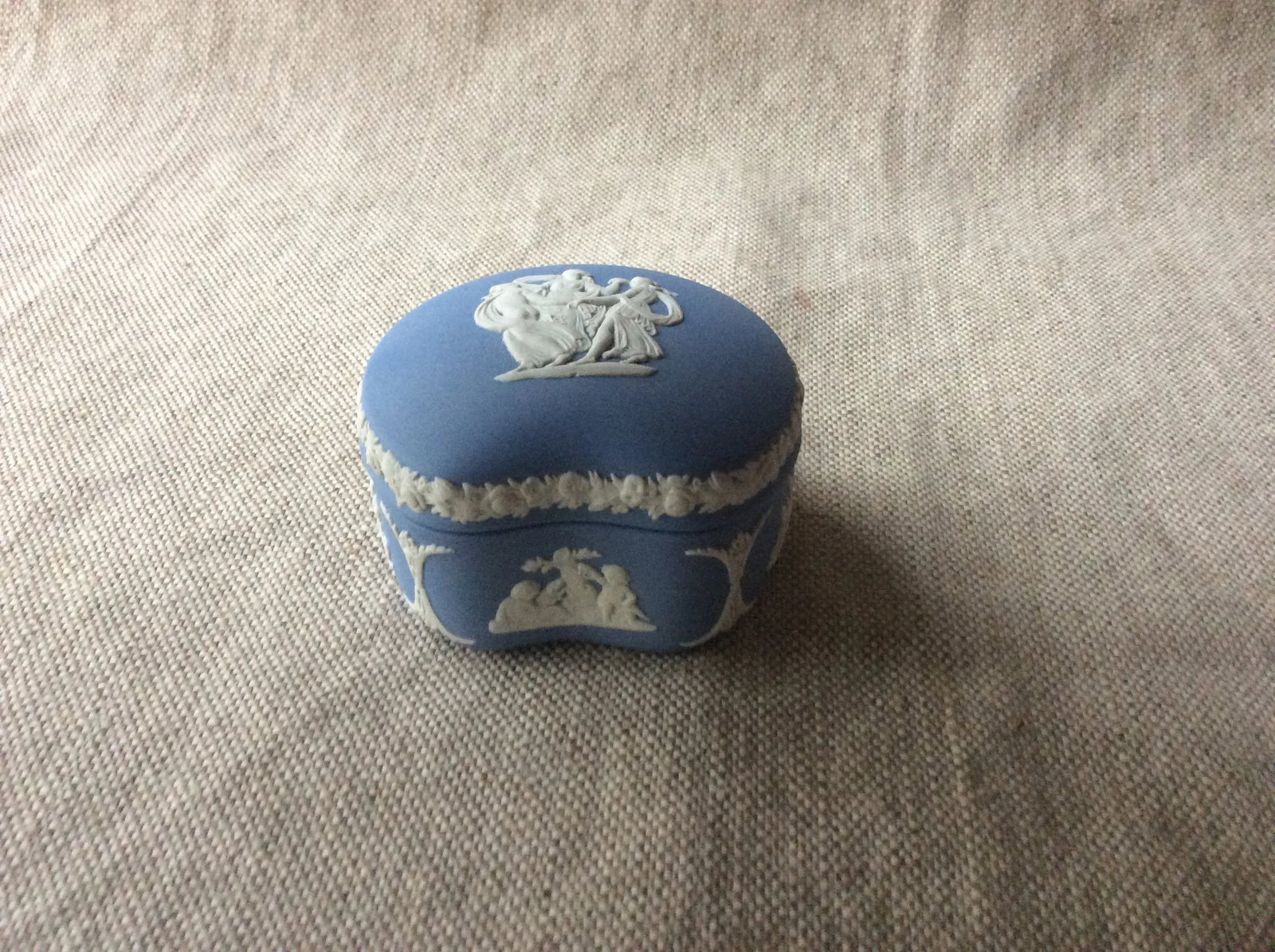Exquisite c.1920 Wedgwood Jasperware Kidney-Shaped Trinket Box - 4
