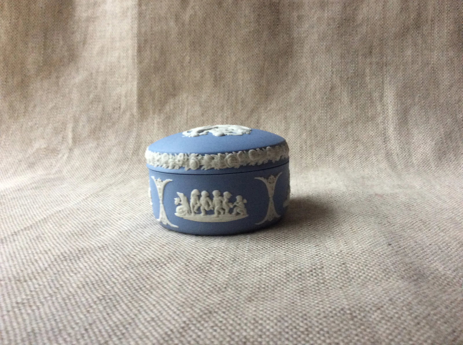 Exquisite c.1920 Wedgwood Jasperware Kidney-Shaped Trinket Box - 5
