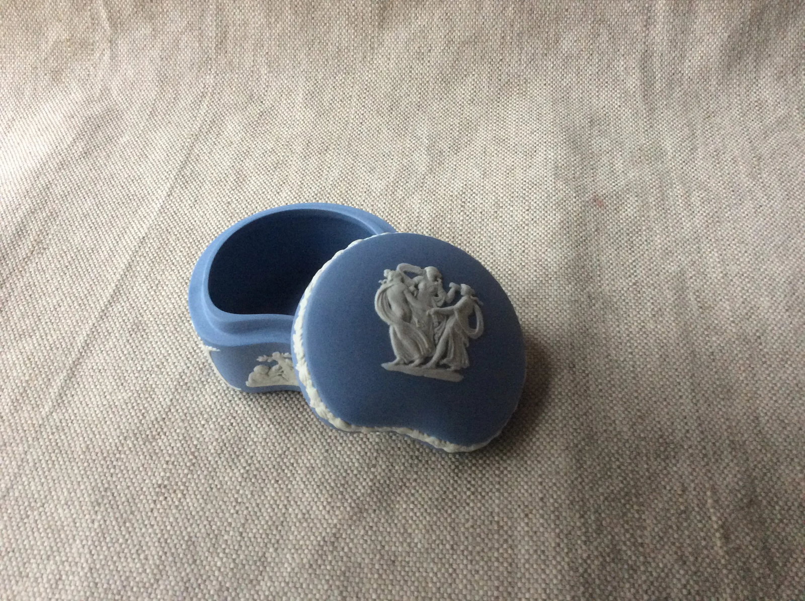 Exquisite c.1920 Wedgwood Jasperware Kidney-Shaped Trinket Box - 6