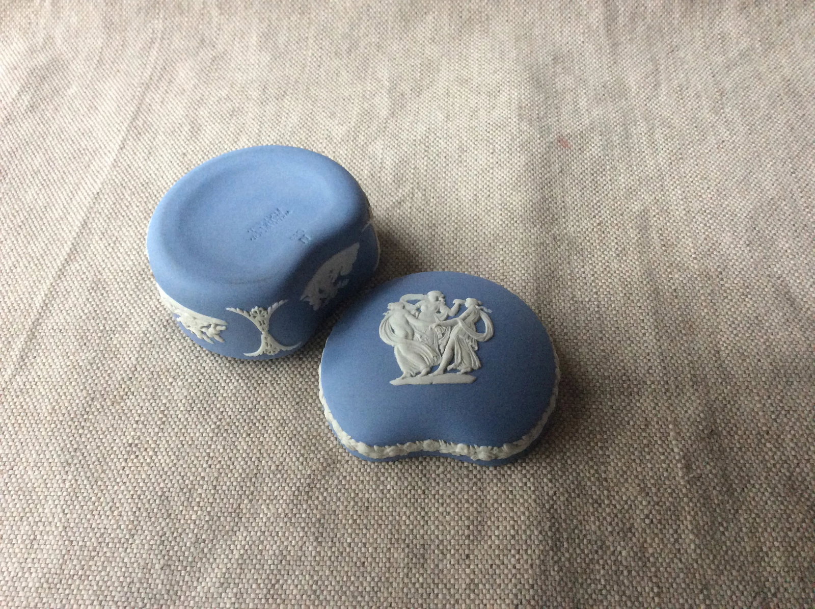 Exquisite c.1920 Wedgwood Jasperware Kidney-Shaped Trinket Box - 7