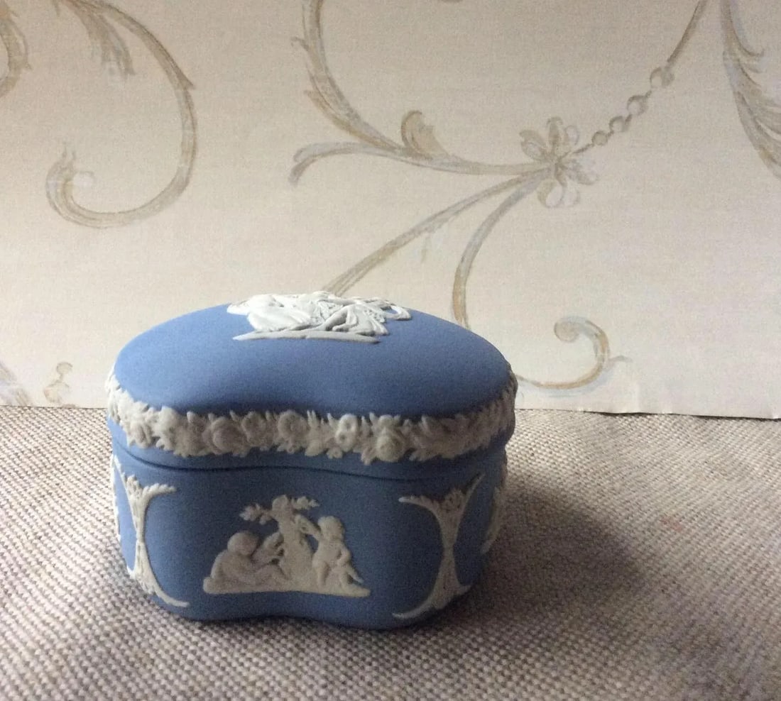 Exquisite c.1920 Wedgwood Jasperware Kidney-Shaped Trinket Box - 8