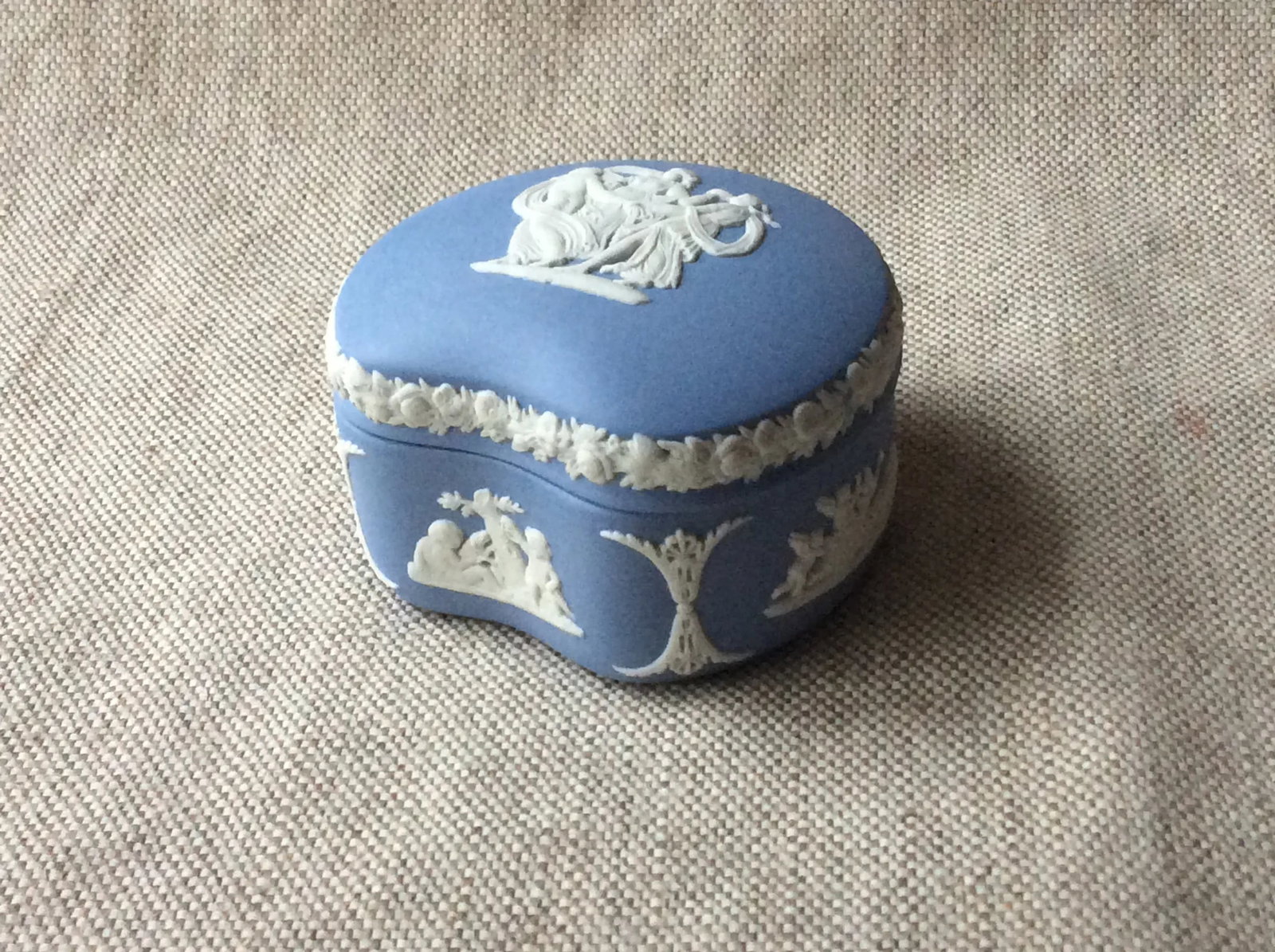 Exquisite c.1920 Wedgwood Jasperware Kidney-Shaped Trinket Box - 9