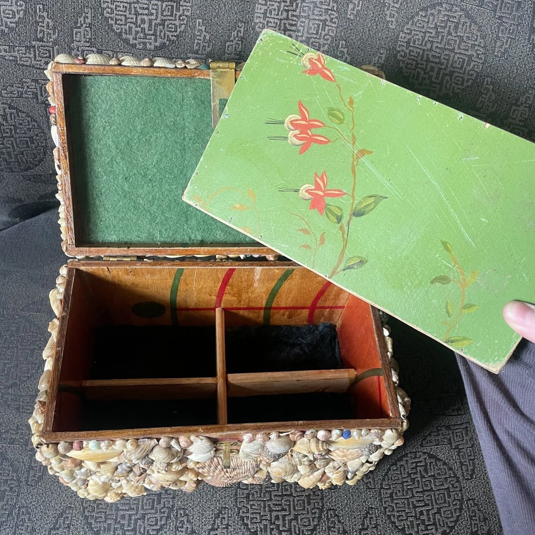 Early 20th Century Shell Encrusted Jewelry/Sewing Box - 8