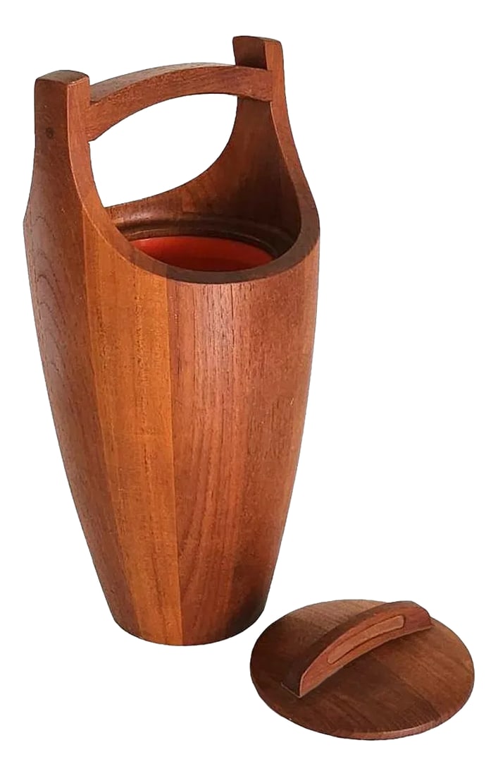 1950s Dansk Teak Wood Congo/Viking Ice Bucket With Lid: Offered is a Danish staved and lathed Teak wood ice bucket, originally designed by Jens Quistgaard for Dansk in 1957. The model is number 810, stamped on the bottom, and features the signature ducks