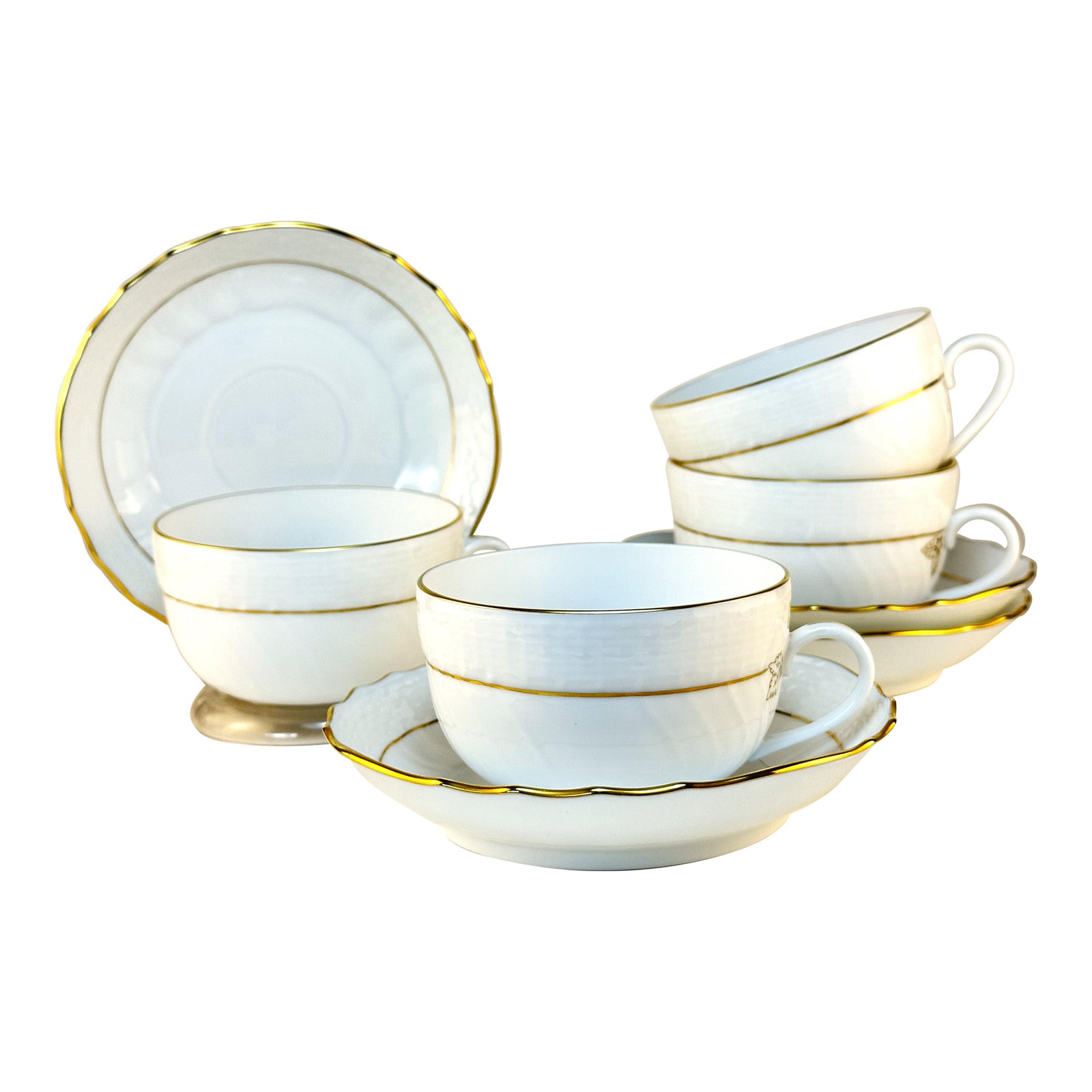 1980s Herend Golden Edge Dinner Cups & Saucers - Canton Shape, 1726/Hde- 8 Pieces: This set of four Herend Golden Edge dinner cups and saucers showcases the timeless craftsmanship of Herend porcelain. Made in Hungary in 1985, these pieces feature the classic Canton shape, with a