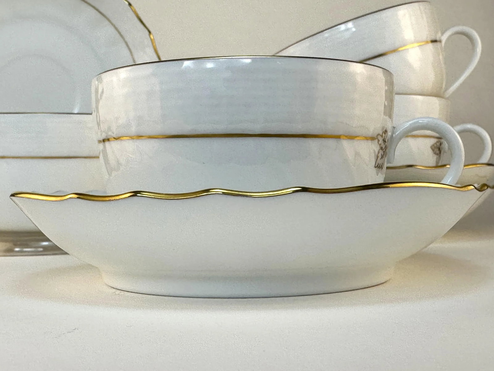 1980s Herend Golden Edge Dinner Cups & Saucers - Canton Shape, 1726/Hde- 8 Pieces - 3