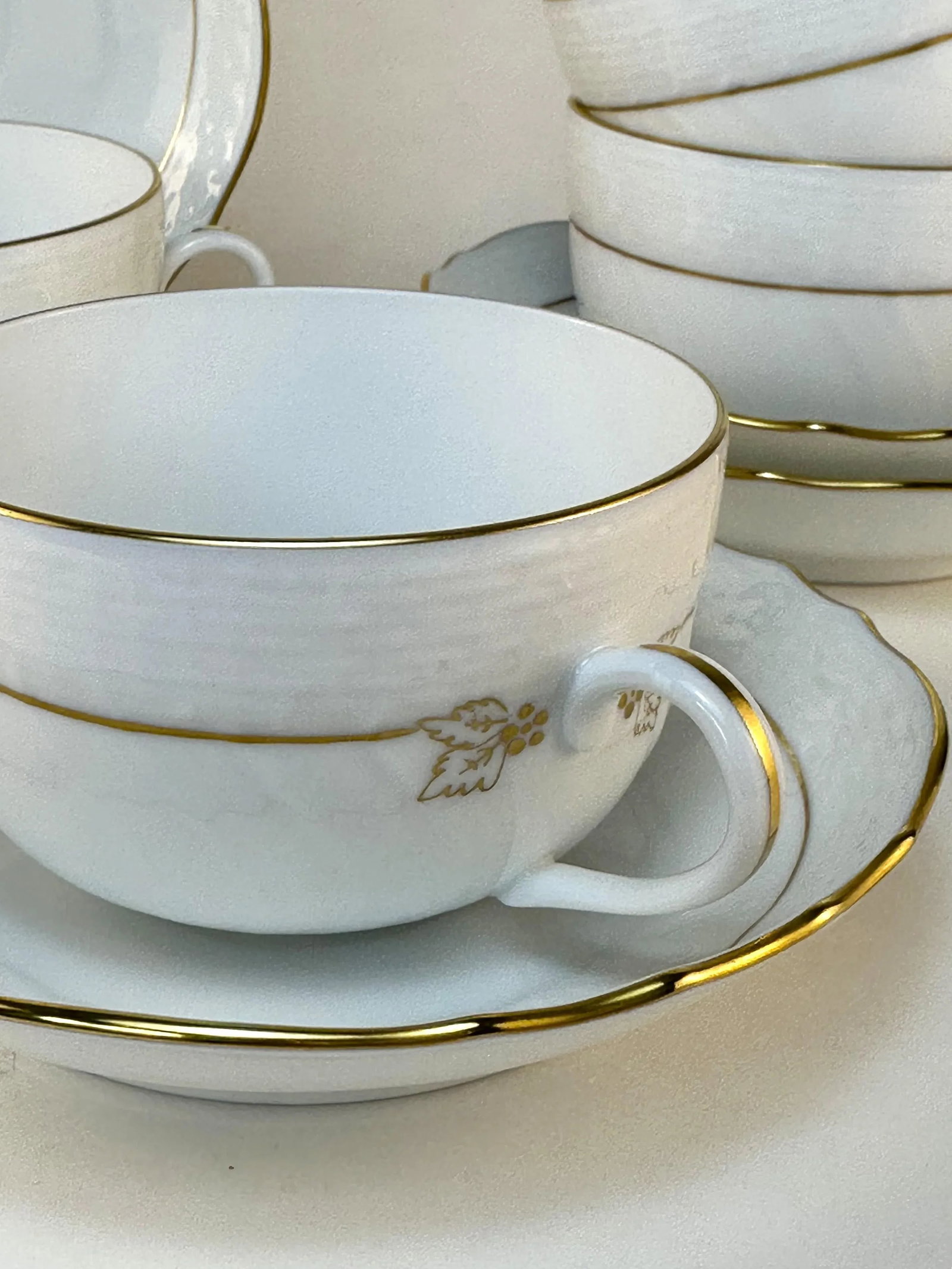 1980s Herend Golden Edge Dinner Cups & Saucers - Canton Shape, 1726/Hde- 8 Pieces - 4