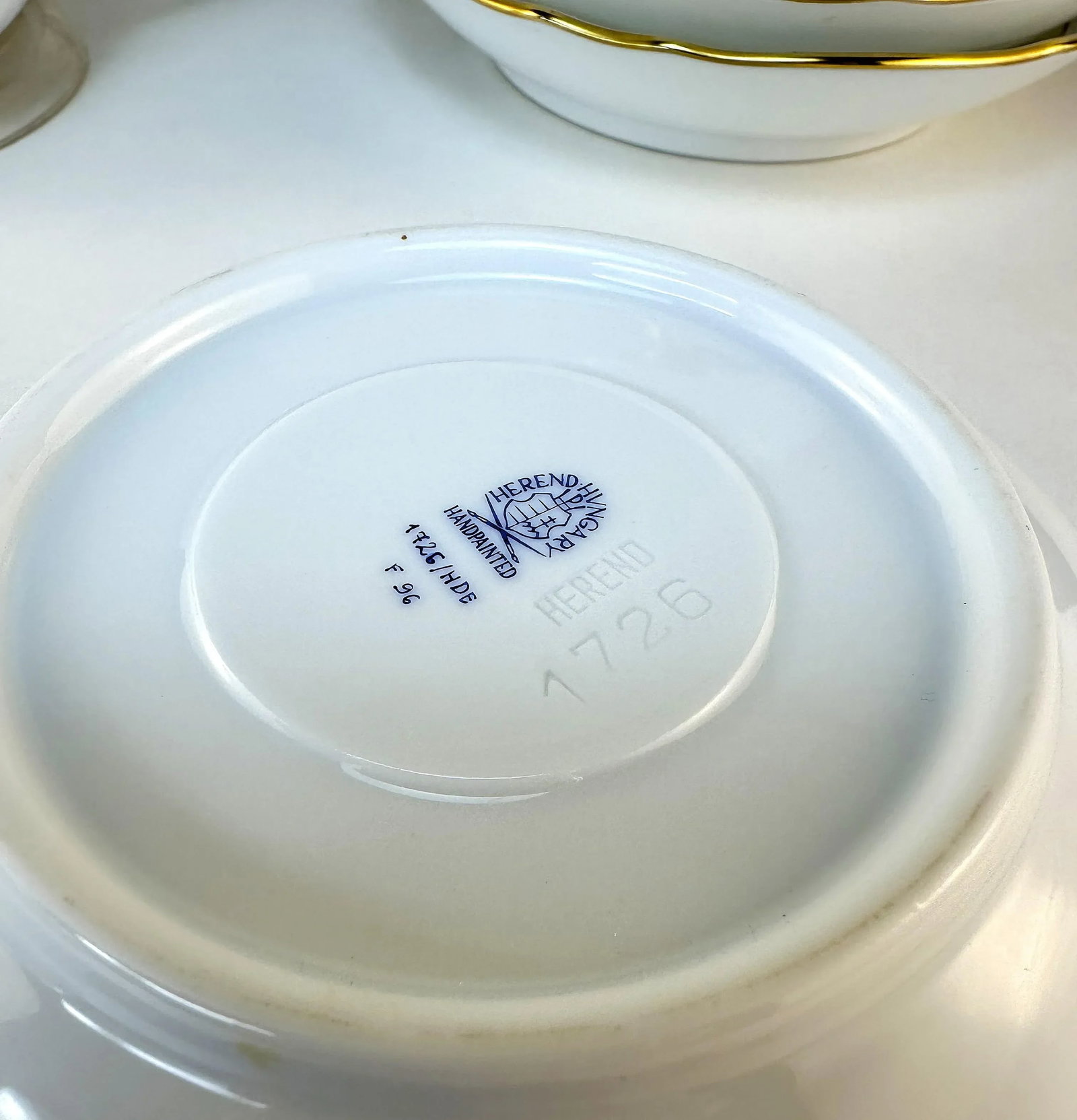1980s Herend Golden Edge Dinner Cups & Saucers - Canton Shape, 1726/Hde- 8 Pieces - 5