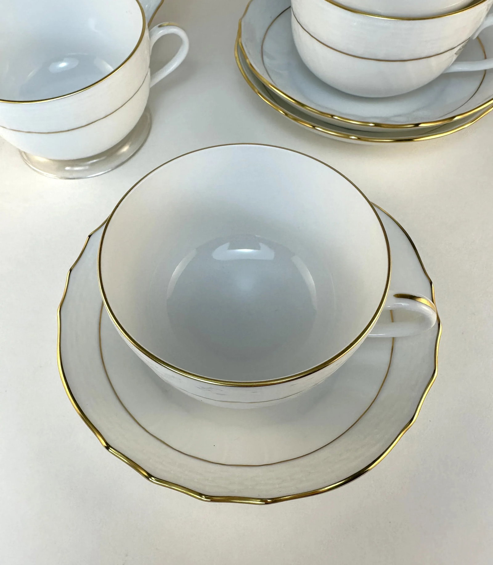 1980s Herend Golden Edge Dinner Cups & Saucers - Canton Shape, 1726/Hde- 8 Pieces - 6